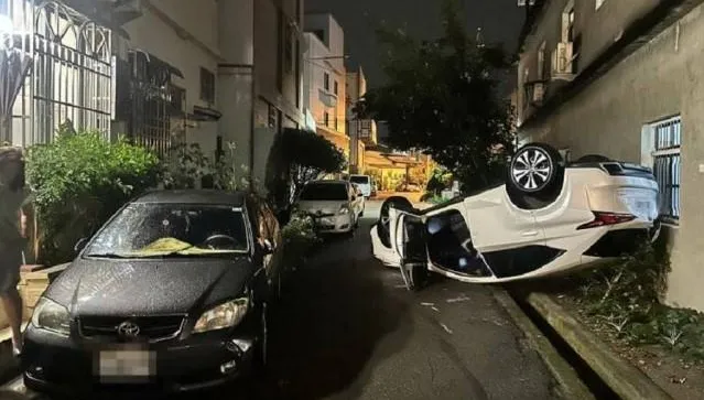 影/奇景！59歲男開車「飛牆卡屋」烏龜翻　酒測超標送辦
