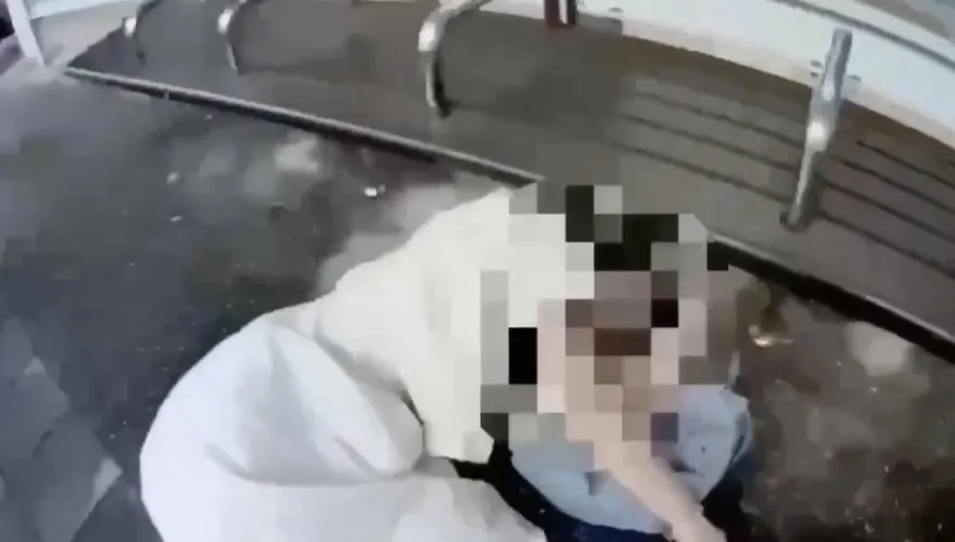 影/北市女公車站旁突昏倒　護理師女警神救援