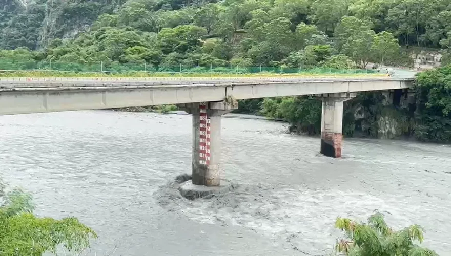 影/第一波洪水畫面曝！燕子口堰塞湖潰流　錦文橋緊急封閉