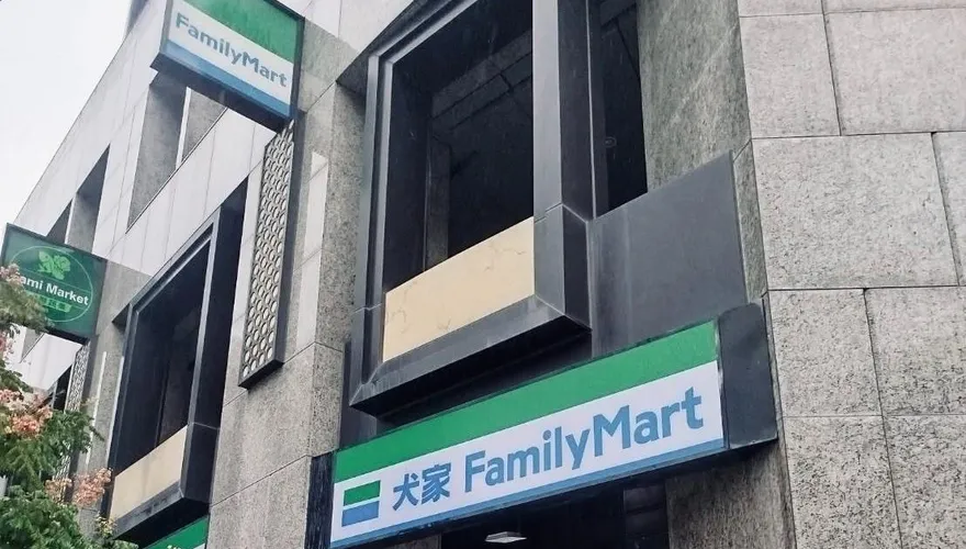 全家招牌變「犬家」！　網友笑問：會有狗狗店員嗎？