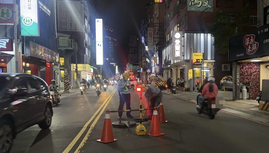 新北新莊人孔蓋爆炸噴火冒煙　現場封鎖台電人員搶修