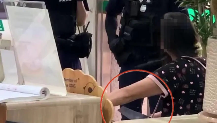 影/南投出事了！「婦人持刀闖合作金庫」狀況一度危急