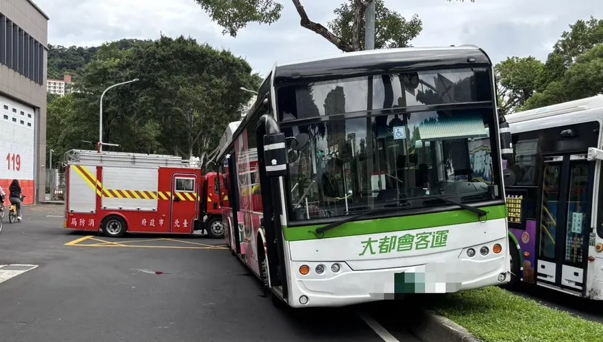 北市士林公車騎上分隔島　乘客嚇壞幸無人傷