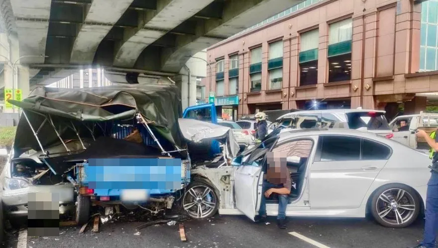 影/新北大道3車連環撞疑毒駕釀禍　2駕駛受困3人送醫