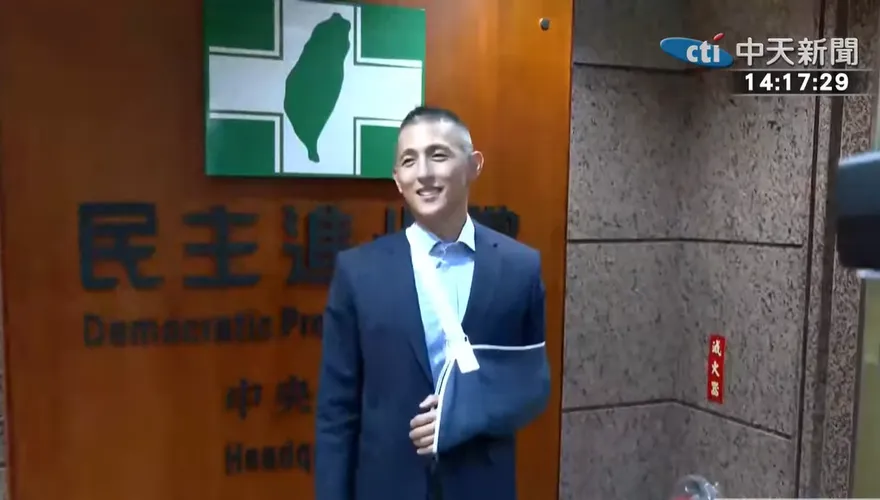 影/吳怡農才喊參選就出事　「掛吊帶」遞交台北市長參選意願書
