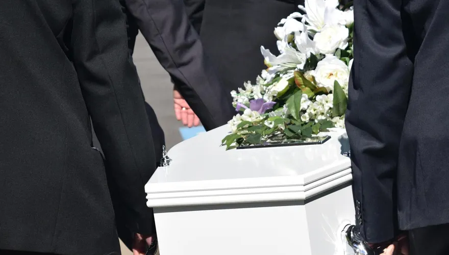 美殯儀館員工被「水泥墓穴」壓死　打給愛妻留遺言稱「想回家」