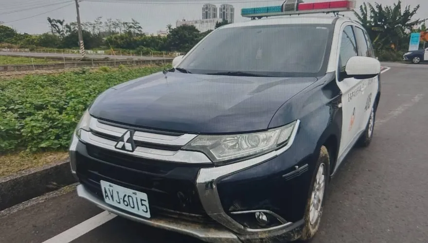 影/台南警趕赴處理車禍！左轉不慎警車衝進田裡