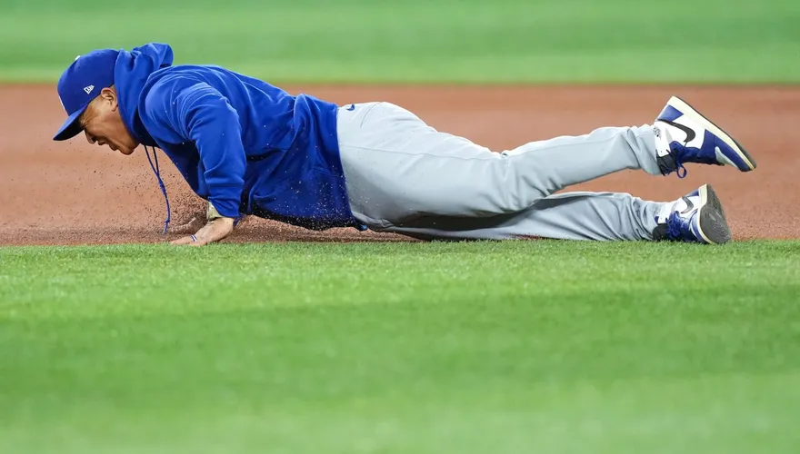 MLB/道奇G6賽前氣氛超輕鬆！總教練跑壘「慘摔吃土」全隊笑翻