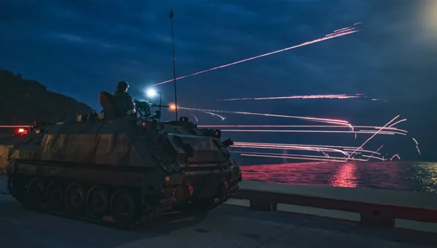 馬祖模擬敵軍夜襲！馬防部雲台操演　實彈火光照亮南竿夜空