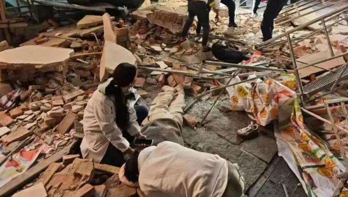 湖南老街整修鷹架突坍塌！路人經過被砸中　慘遭磚瓦堆活埋