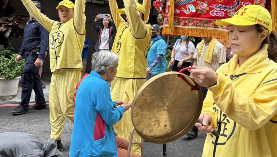 進喔！白沙屯媽祖贊境新北　信眾跪地鑽轎底