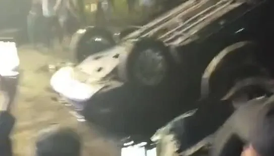 影/不爽檳榔樹被砍！海南農民暴動掀翻車輛　傳警「鳴槍示警」