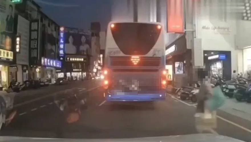 驚悚瞬間！台中婦人紅燈穿越馬路遭休旅車撞倒　將被罰500元