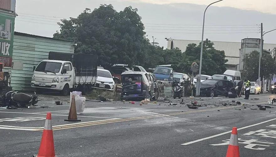 影/台南瑪莎拉蒂連撞3車肇逃「零件碎一地」　重傷女救回