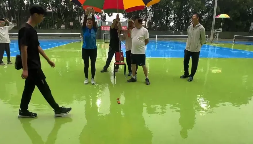 影/台中三藏盃軟網錦標賽遇雨暫停　神明前擲筊定名次