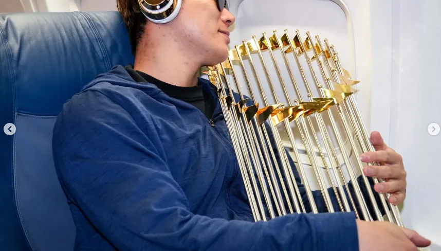 MLB/山本由伸抱冠軍金盃睡覺　嘴角微上揚被發現！