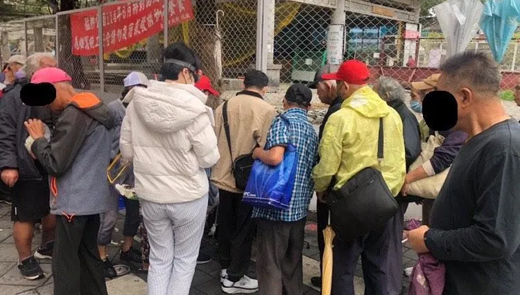 龍山寺前擺桌買個資！拿雙證件領千元　人超多全網看傻