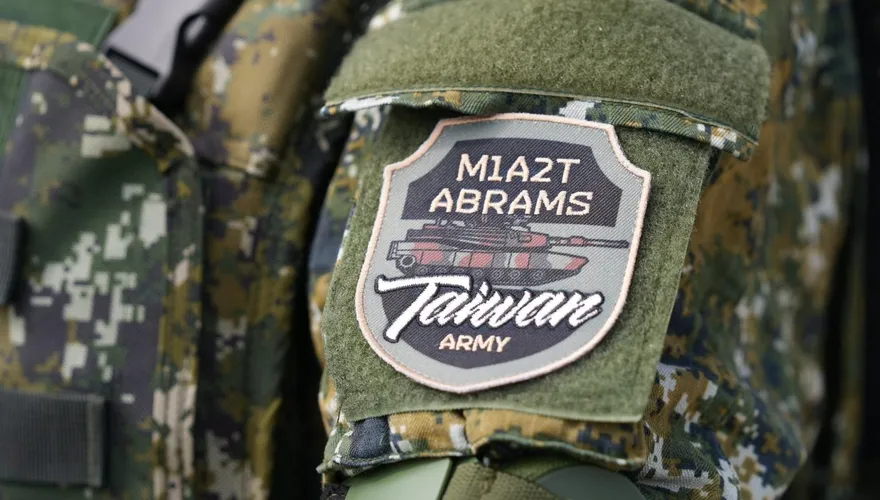 M1A2T成軍紀念臂章寫「Taiwan ARMY」！張延廷轟綠「去中華民國化」