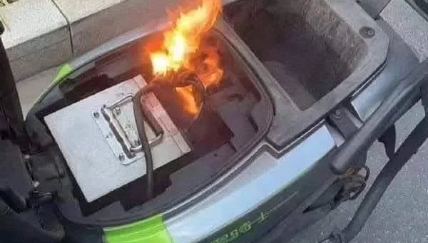 電動機車騎到一半電池起火燒穿褲　男自嘲：燃燒吧！火鳥