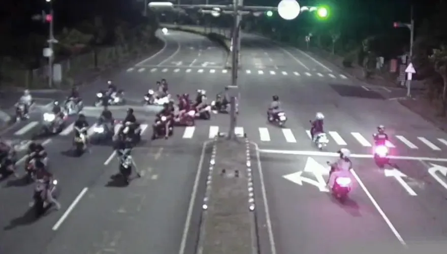 影/新北三蘆地區公路猴橫行　警逮11飆仔扣10車