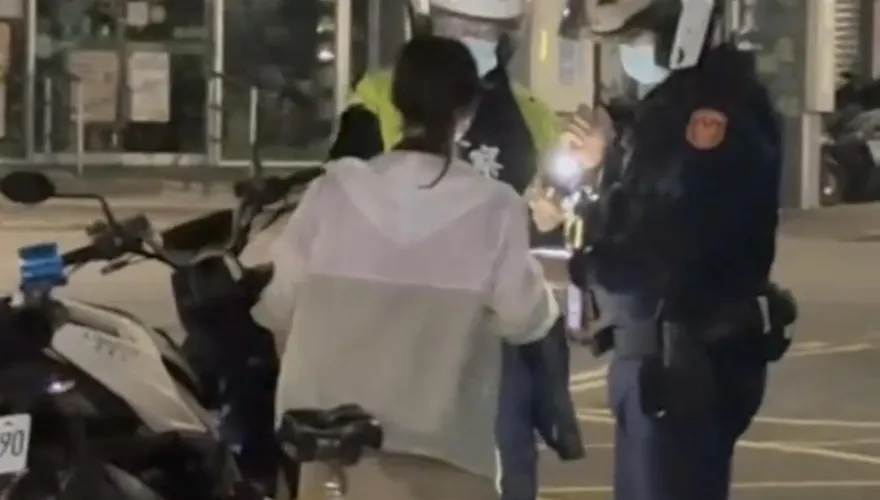 影/新北女騎Ubike沿路搖晃　警攔查搜出喪屍菸彈