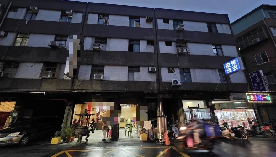新北男要錢遭拒4樓墜落　撞擊雨遮落地緊急送醫