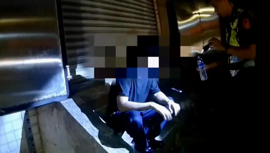 影/北市男酒醉吐滿臉嚇壞路人　警及時救援助返家