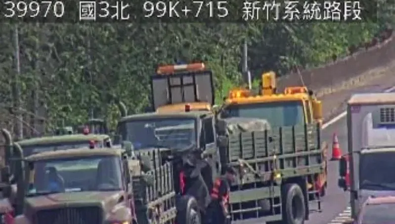 影/陸軍運輸群車隊「2軍卡追撞」　國3新竹系統塞爆