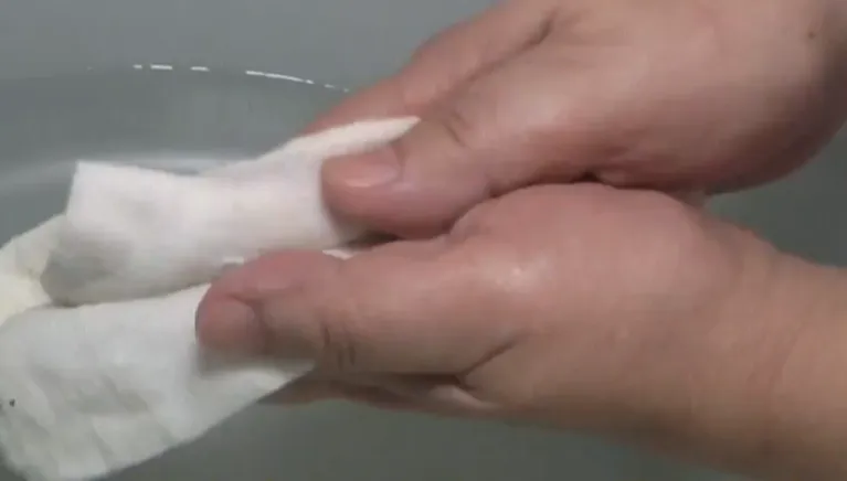 免沖水！衣服沾油漬怎麼辦？內行：爽身粉搓揉輕鬆去除