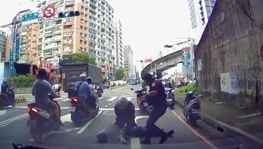 影/新北男騎士突倒地無呼吸心跳　警CPR搶回一命