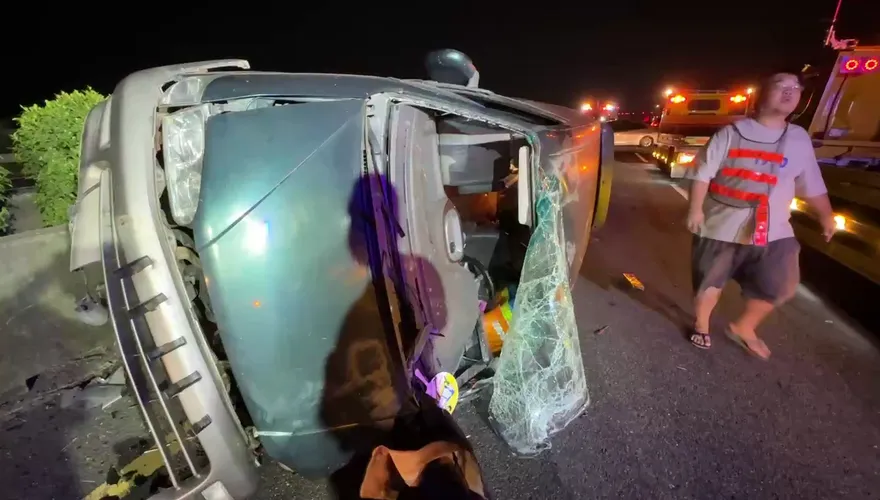 影/酒駕釀禍！南向岡山段嚴重翻覆車禍「2人送醫」