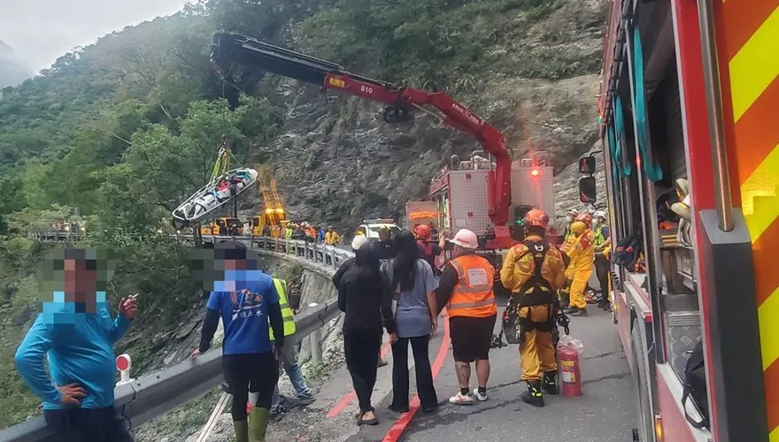 中橫天祥段噩耗！裝載機翻落百米深谷起火　21歲駕駛身亡