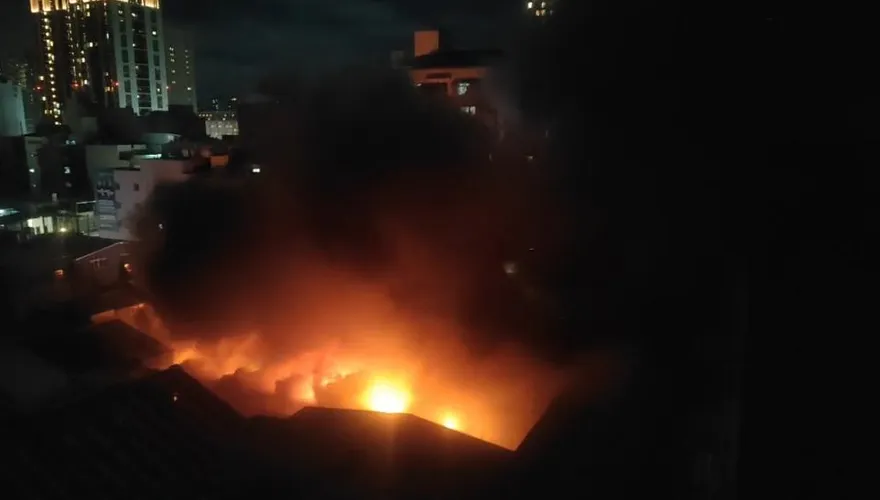 影/桃園南門市場攤販突竄火舌　消防人員全力搶救