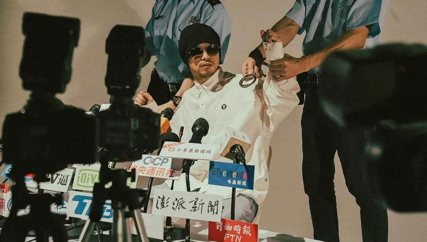 黃明志凌晨投案！「15年正牌女友」全程陪伴　照片曝