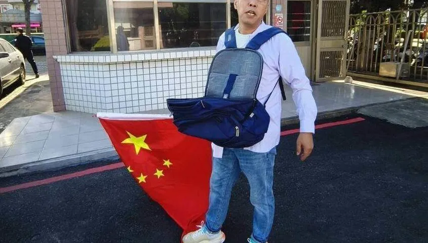金門出事了！縣府前持五星旗「宣揚統一」陸籍男子被捕