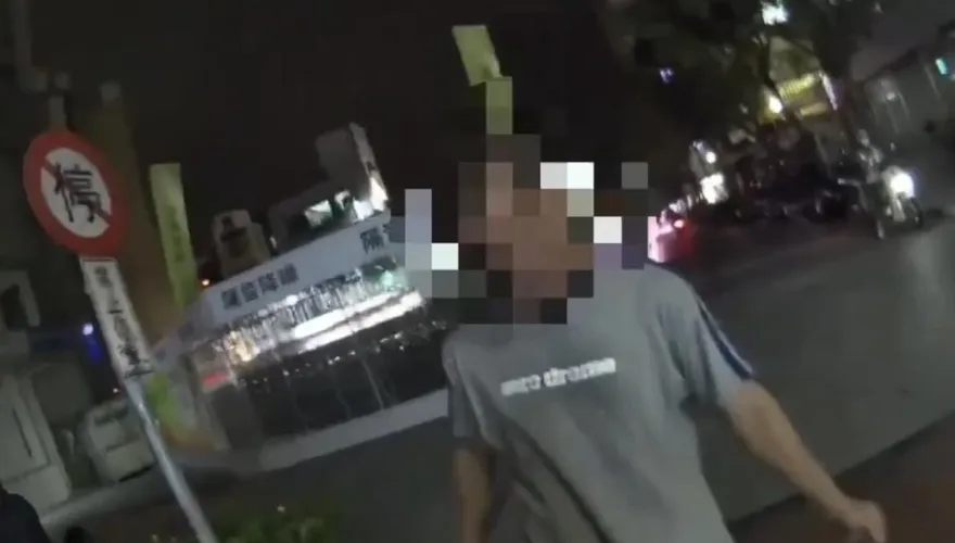 影/新莊醉男晚間補習班外遊蕩嚇壞人　警強制管束帶回