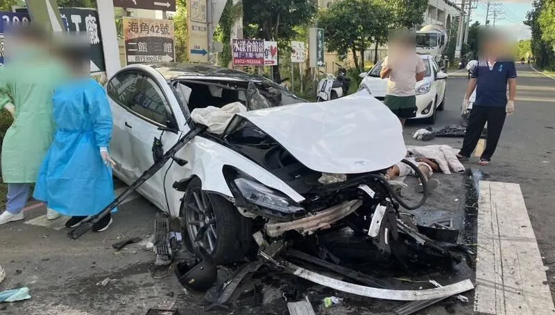 影/2個家庭破碎！恆春「特斯拉撞機車」駕駛亡、挨撞夫妻恐截肢