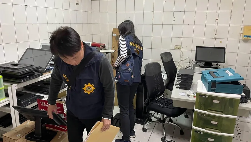 影/盜版點歌機襲台！5年狂賣千台侵權逾120億　警逮6嫌