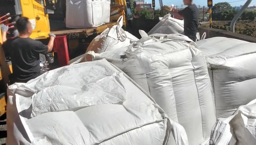國道2號驚魂！12個太空包掉路面　貨車司機最高罰1.8萬