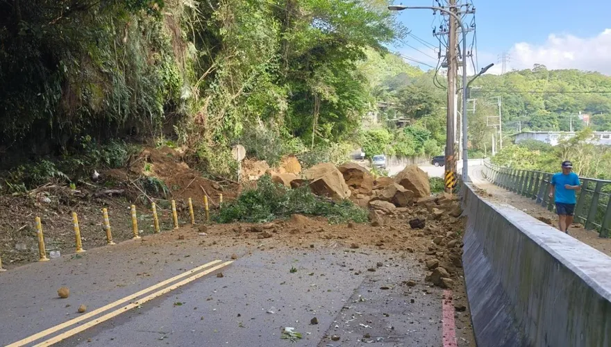 基隆暖暖區驚傳邊坡坍塌　雙向封閉車道搶通中