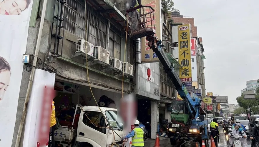 中和色情養生館抓了又開　市府建管處怪手進場強勢拆除