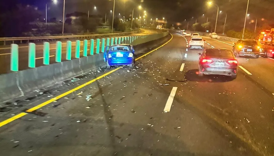 影/國3柳營段滿地金屬片！17車閃避不及輾過去　4人輕傷
