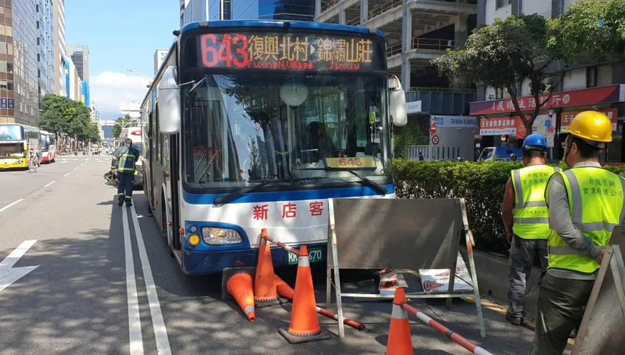 北市中山區出事了！公車撞施工告示牌釀3傷