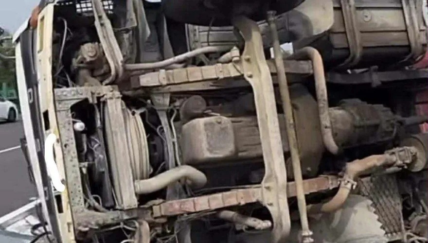 國3北上291k車禍！水泥車側翻　混凝土溢出占車道