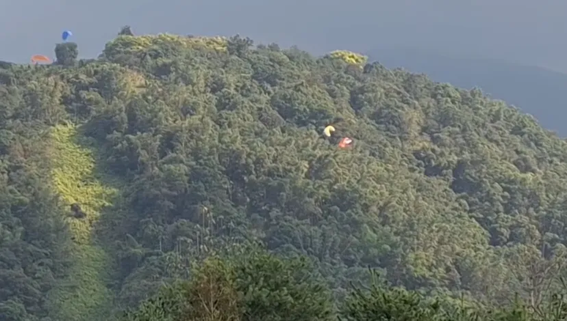 埔里虎頭山飛行傘相撞墜落！雙雙自行脫困　消防無獲報救援