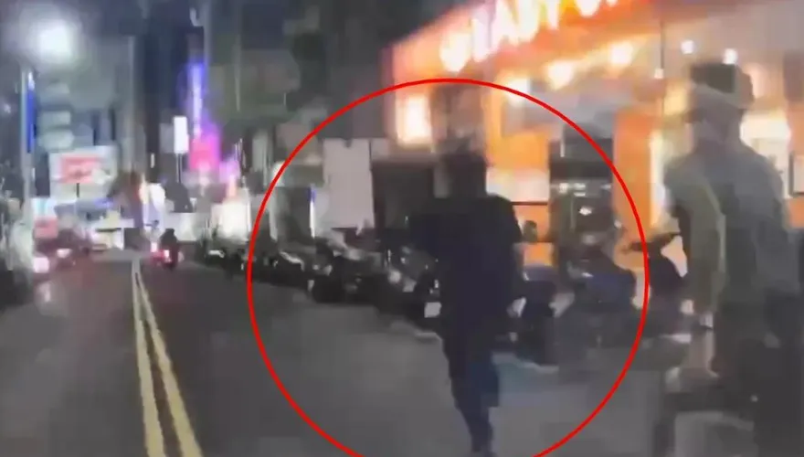 影/新莊街頭追捕！通緝犯拒檢狂奔　警「快腿」迅速制伏