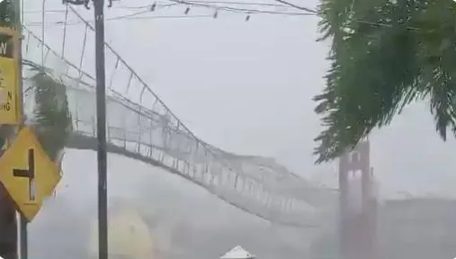 影/驚人畫面曝！「鳳凰」逼近菲國現強風暴雨　吊橋風中搖晃如跳繩