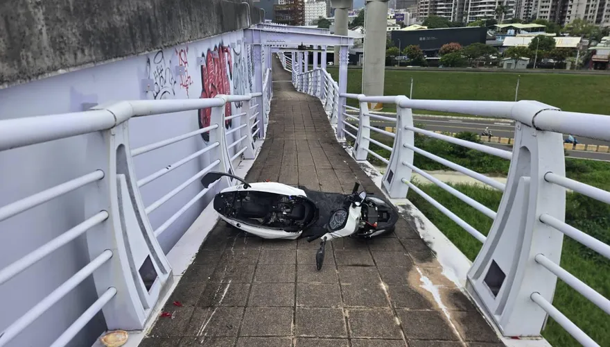 新北大橋出事了！騎士自摔「重傷無呼吸心跳」慘死
