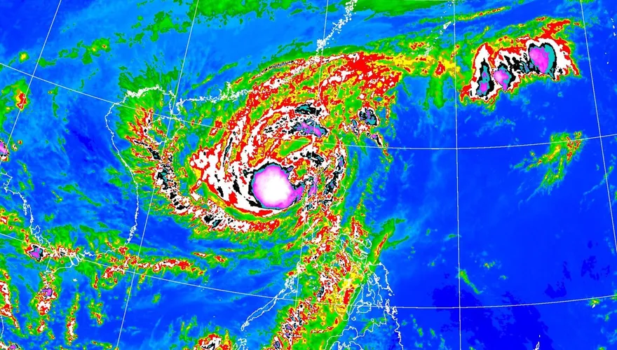 北東防共伴豪雨！鳳凰估今晚發海警　11/12、13最接近台灣
