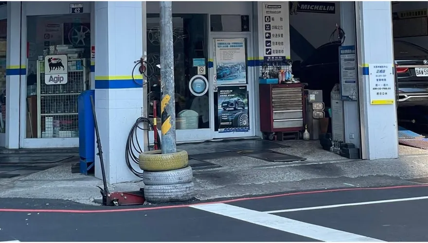 台中奇景「紅綠燈套3輪胎」　老闆：緩衝保護用